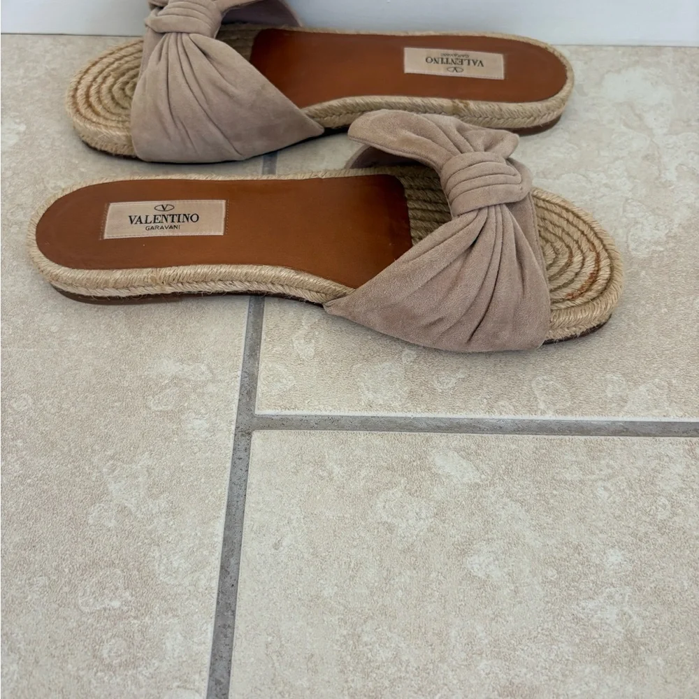 Valentino Garavani Taupe Bow Sandals - Picture 2 of 7